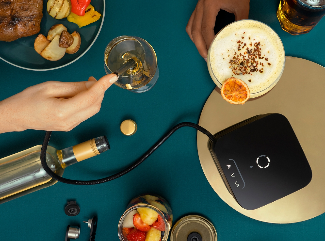 Ylhäältä kuvattu näkymä AVA-infuser-laitteesta, joka on liitetty viinipulloon ja viinilasiin.