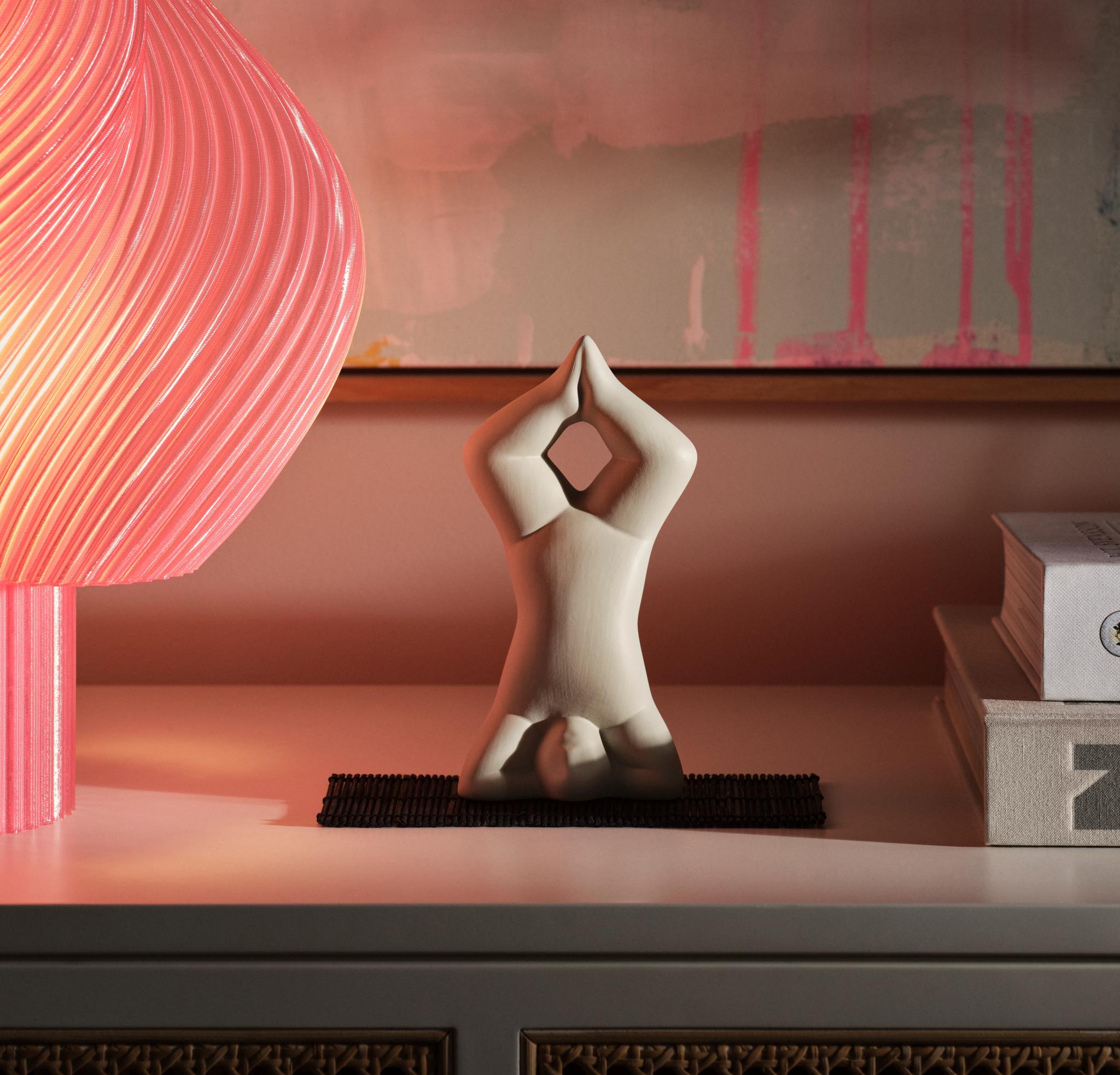 Design House Stockholm staty i vit som gör en yoga position