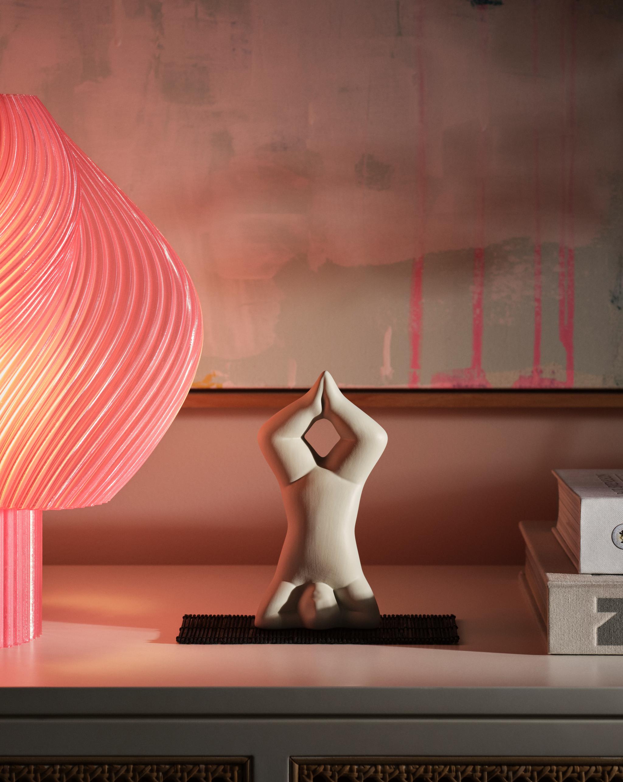 Design House Stockholm staty i vit som gör en yoga position