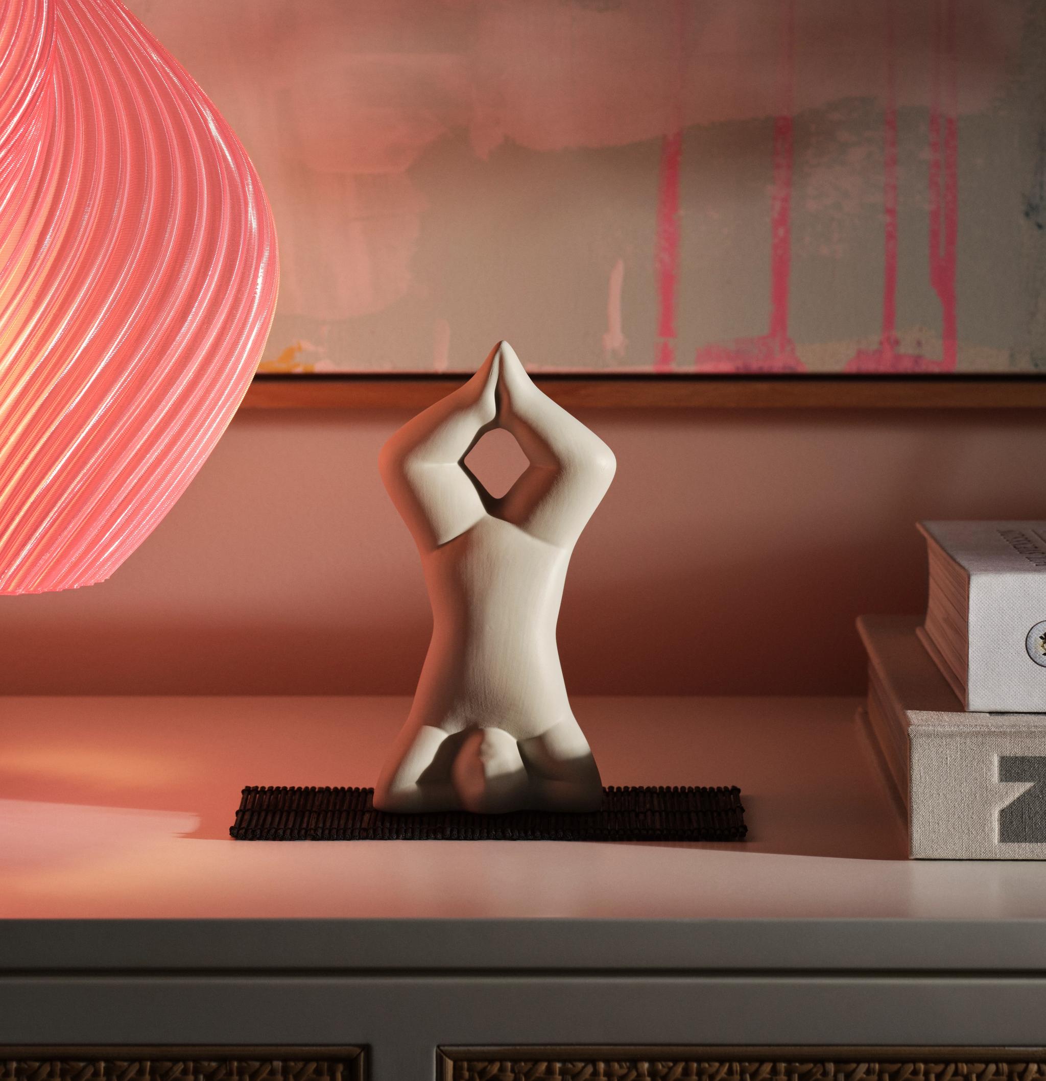 Design House Stockholm staty i vit som gör en yoga position