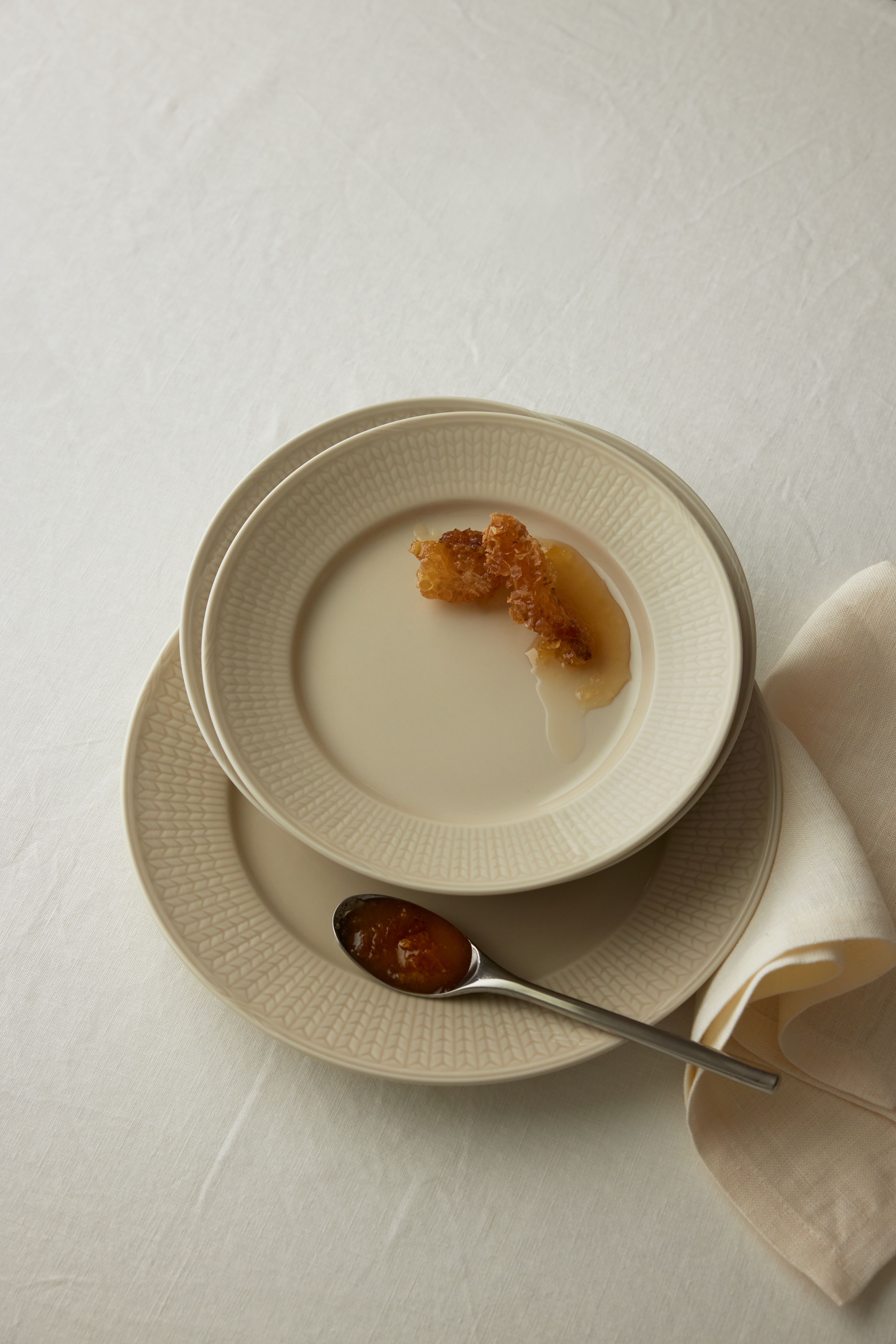 Porslin från Swedish Grace i färgen Havre