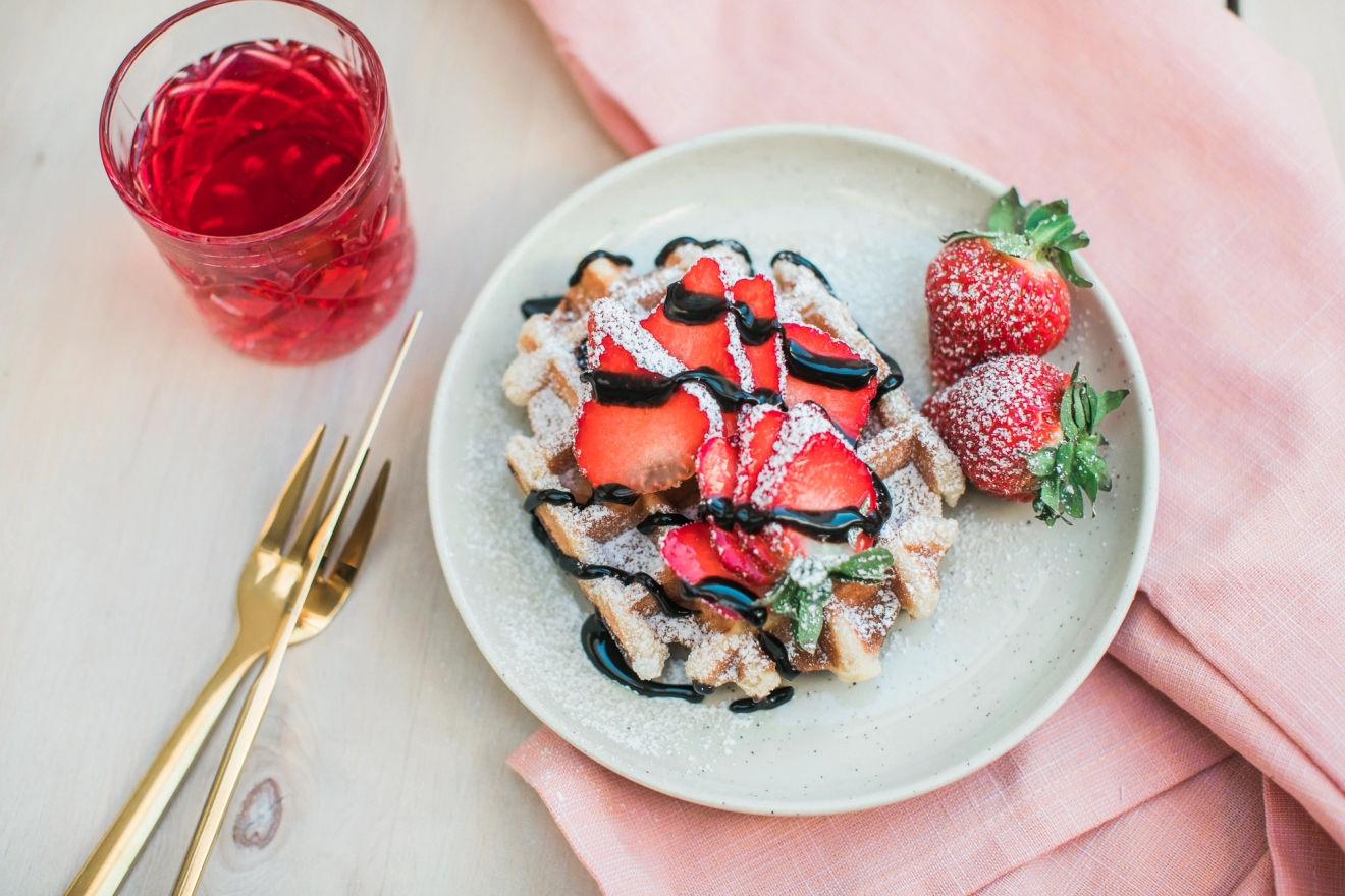 Belgiskt våffeljärn nygräddad våffla med jordgubbar på