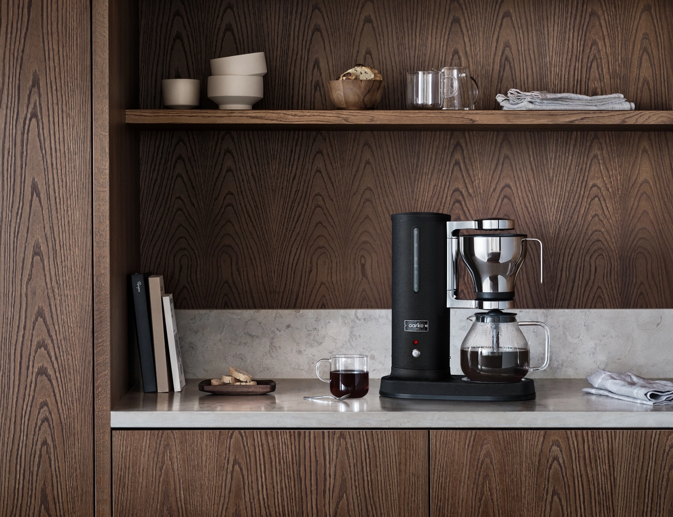 Kaffebryggare svart från Aarke i ett brunt kök