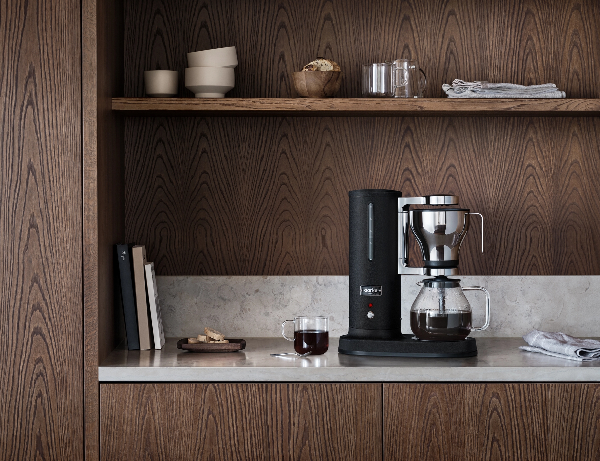 Kaffebryggare svart från Aarke i ett brunt kök