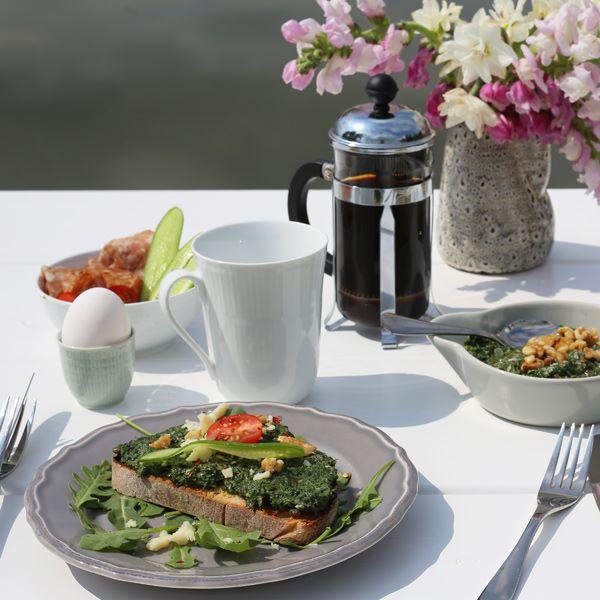 Landbrød med pesto på brennesle