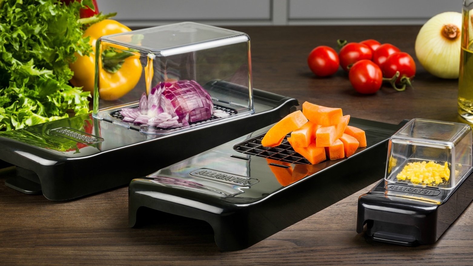 Alligator chopper set som har delat rödläk, morot och paprika