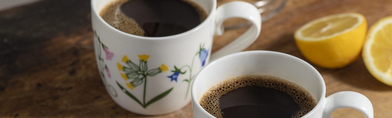 Citronelles kaffekoppar med kaffe i
