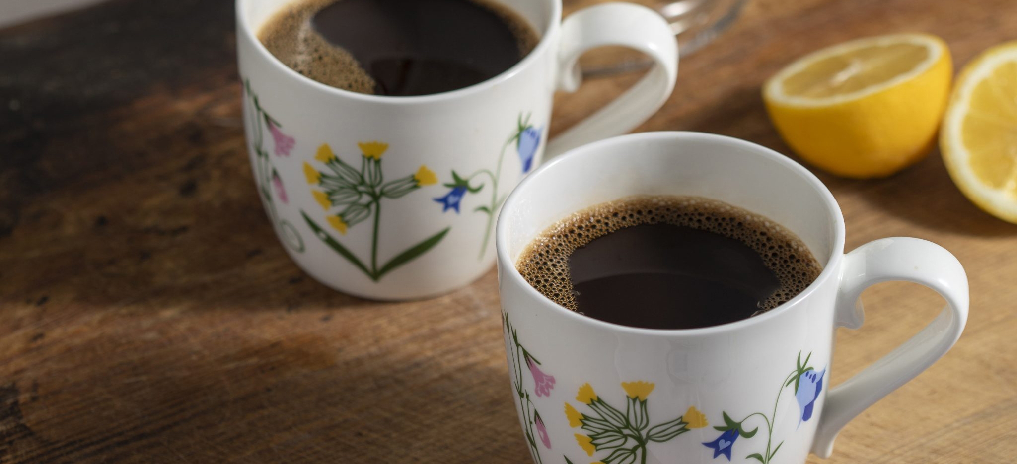Citronelles kaffekopper med kaffe i