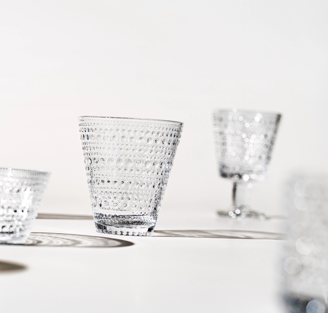 Iittala kastehelmi juomalasi ja jalallinen juomalasi värissä kirkas