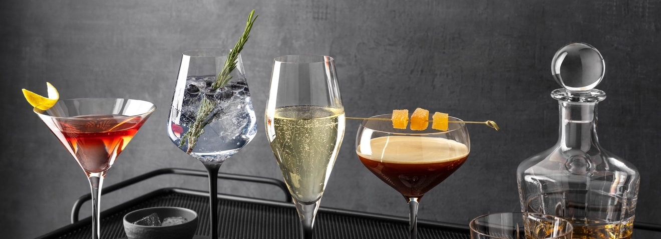 Drinkglas olika typer fyllda med olika drinkar som martini, GT och champagne