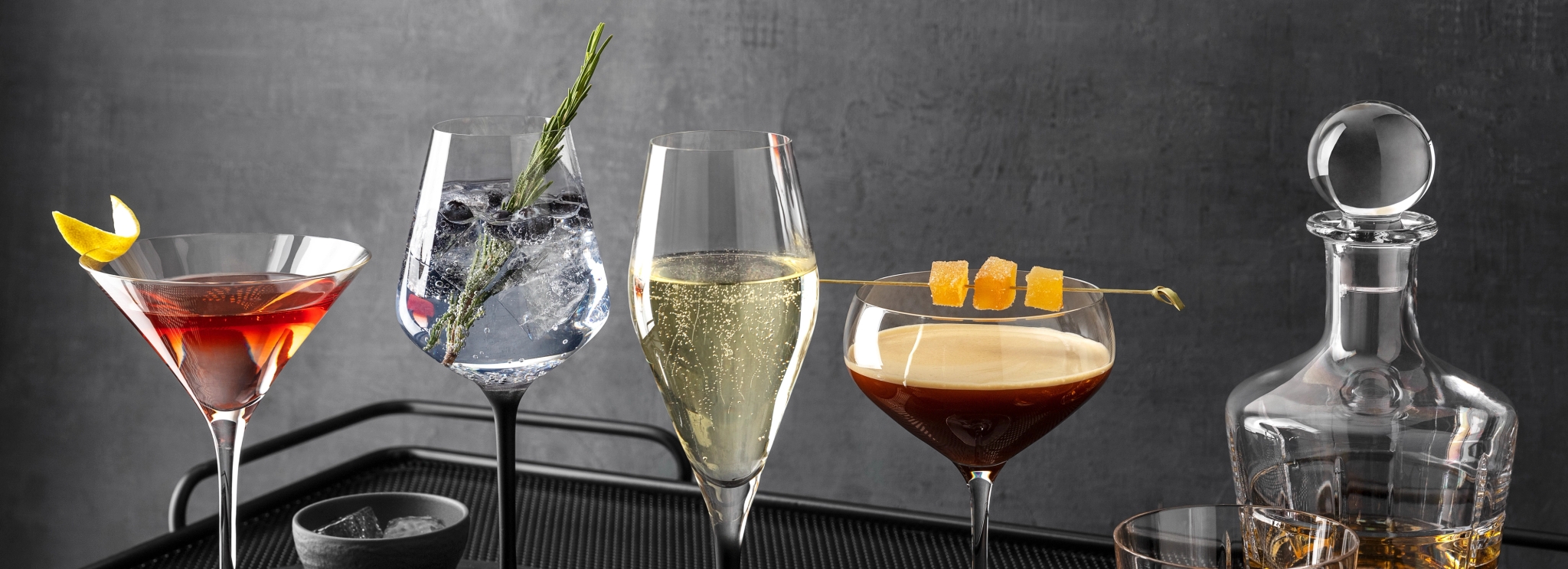 Drinkglass ulike typer fylt med ulike drinker som martini, GT og champagne