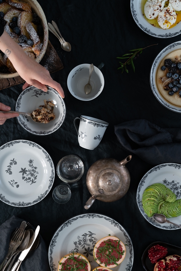 Svarta dukar på dukat bord