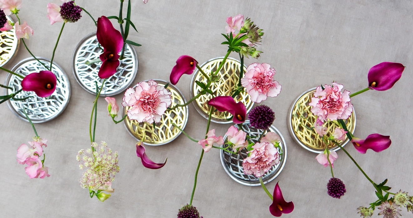 Rosa og lilla blomster i messing- og sølvvaser fra Klong