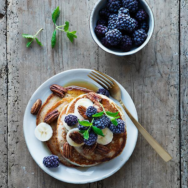 Amerikanska grahamspannkakor med björnbär, banan och pekannötter