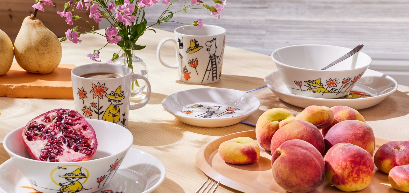 Mummiskåler med fersken på et oppdekket bord