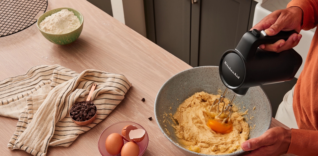 Kitchenaid sähkövatkain tuotesarjasta go cordless jolla vatkataan kananmunaa taikinaan