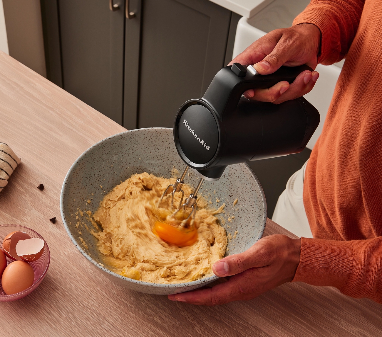 Kitchenaid sähkövatkain tuotesarjasta go cordless jolla vatkataan kananmunaa taikinaan
