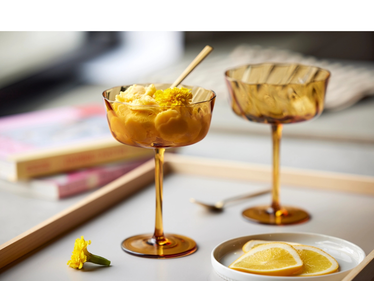 Keltaiset jälkiruokalasti jossa jäätelöä