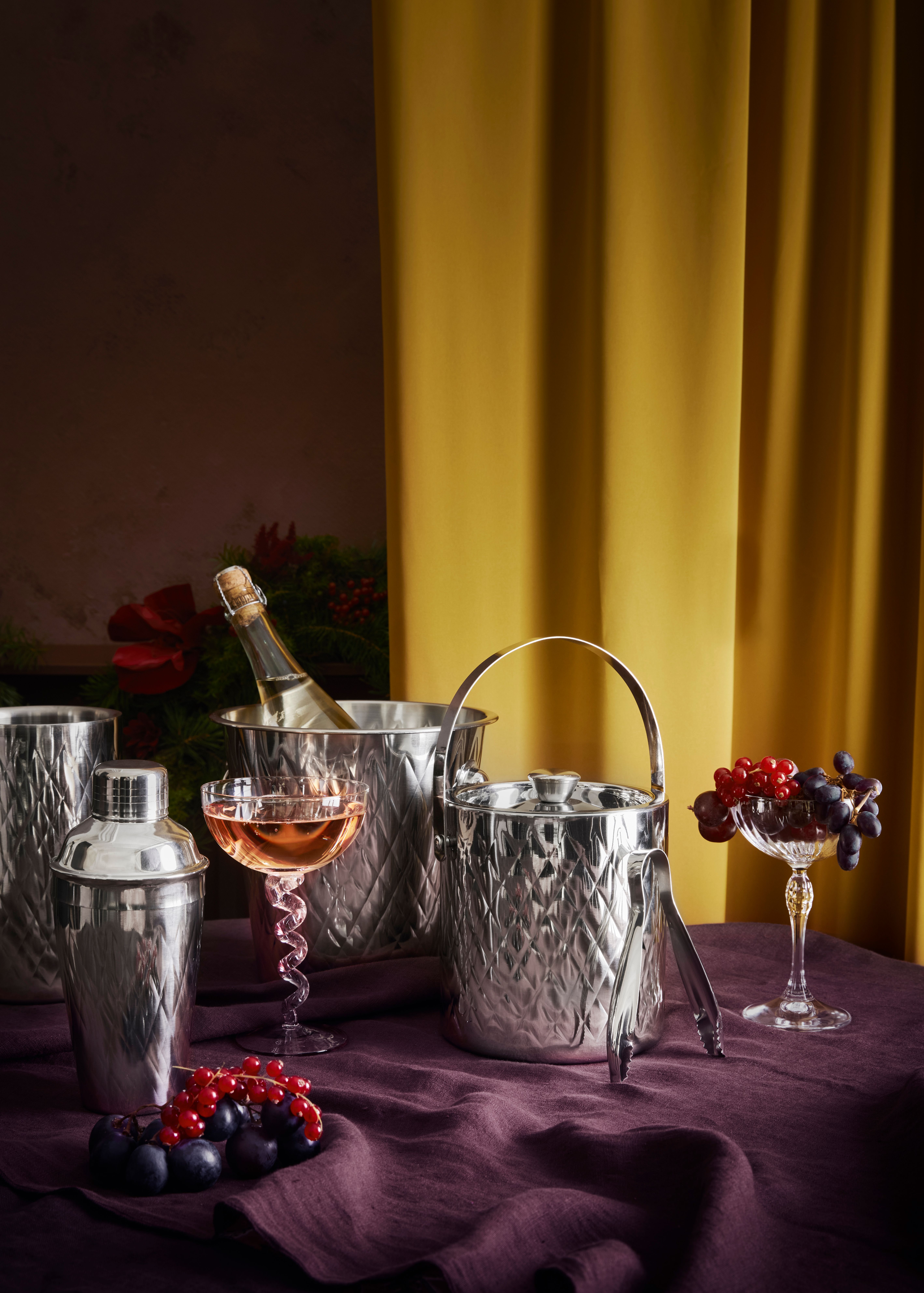 Goda drinkar i vinglas och martiniglas