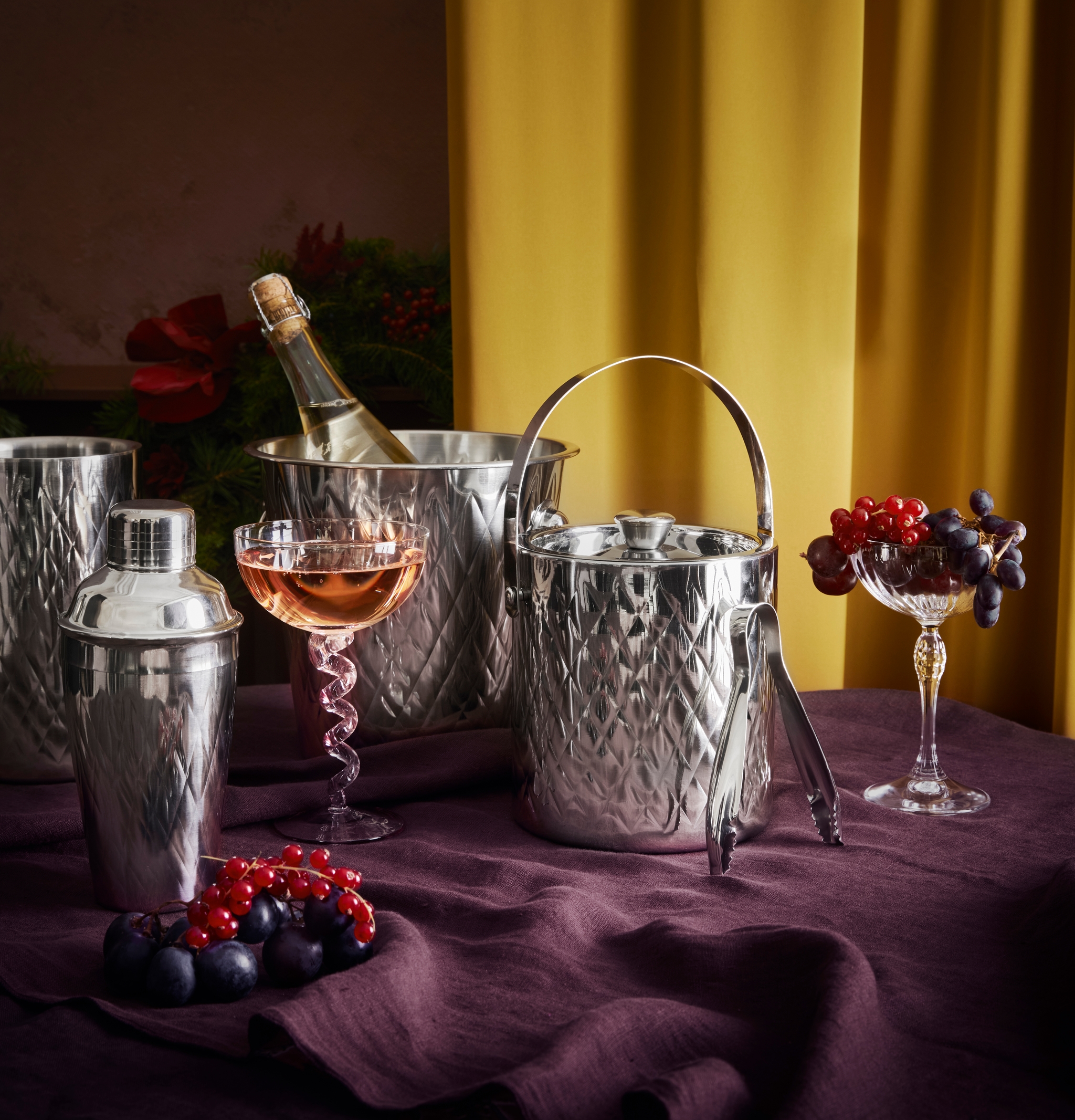 Goda drinkar i vinglas och martiniglas