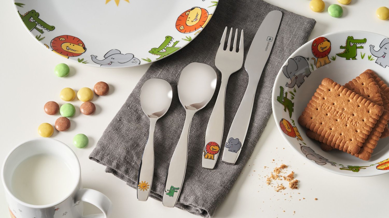 Barnbestick med Leijon, krokodiler och elefanter på grå tygservett