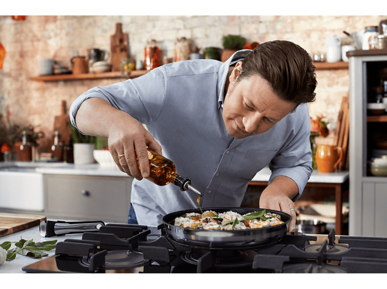 Jamie Oliver häller olivolja över mat