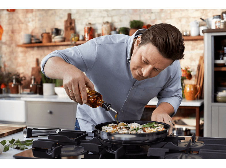 Jamie Oliver häller olivolja över mat