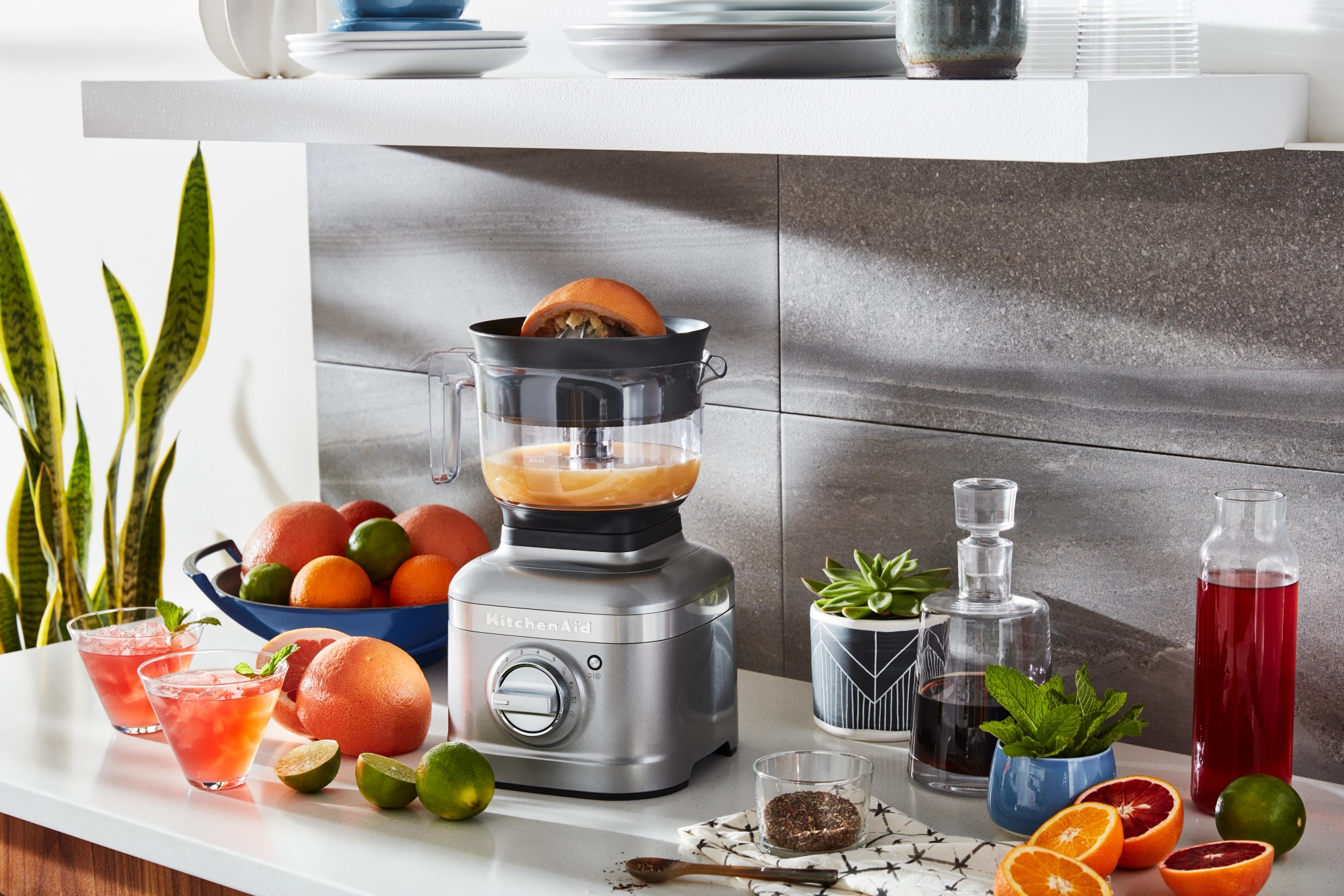 Citruspress till en Kitchenaid blender som pressar apelsinjuice