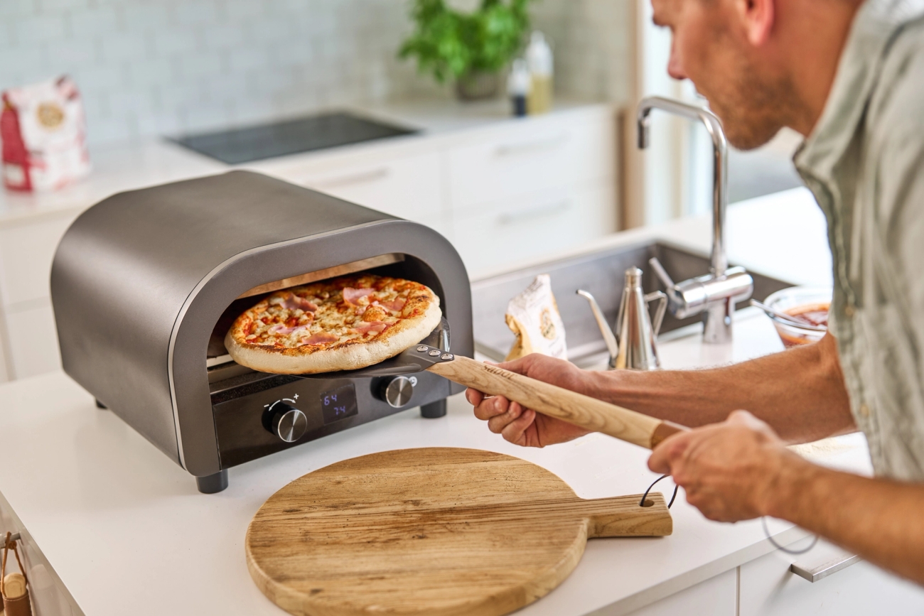 Pizza som bakas i en Sabor pizzaugn