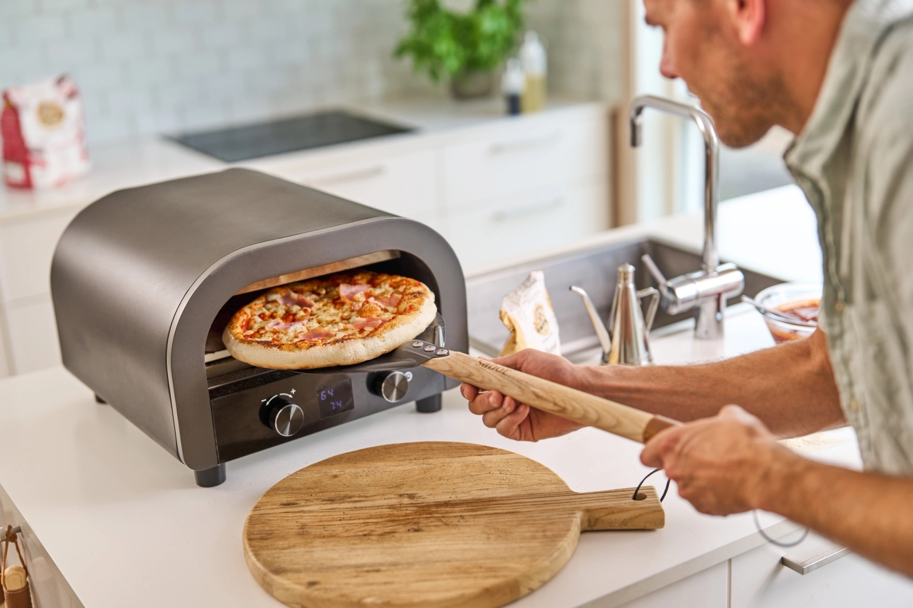 Pizza som bakas i en Sabor pizzaugn