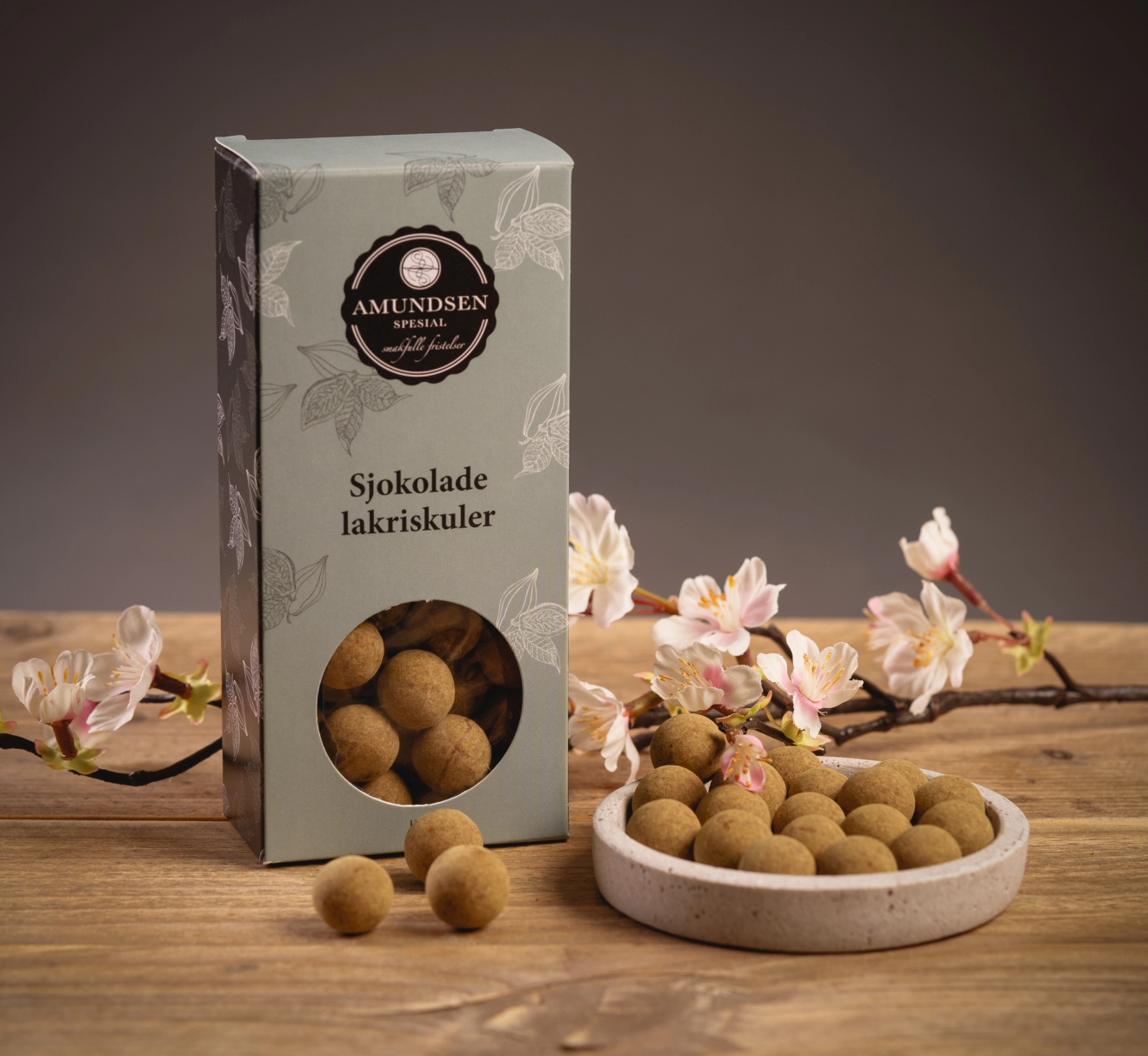 Lakrits i en fin förpackning på ett träbord med blommor