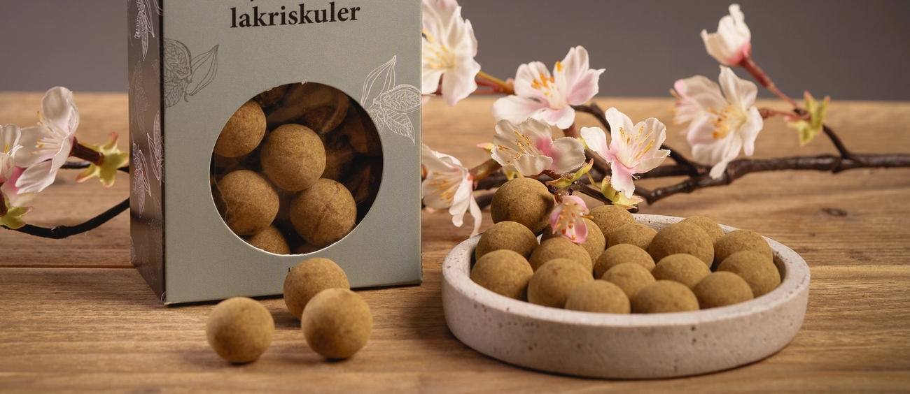 Amundsen godis Vintuggummi upplagt fint i ett fat på ett träbord