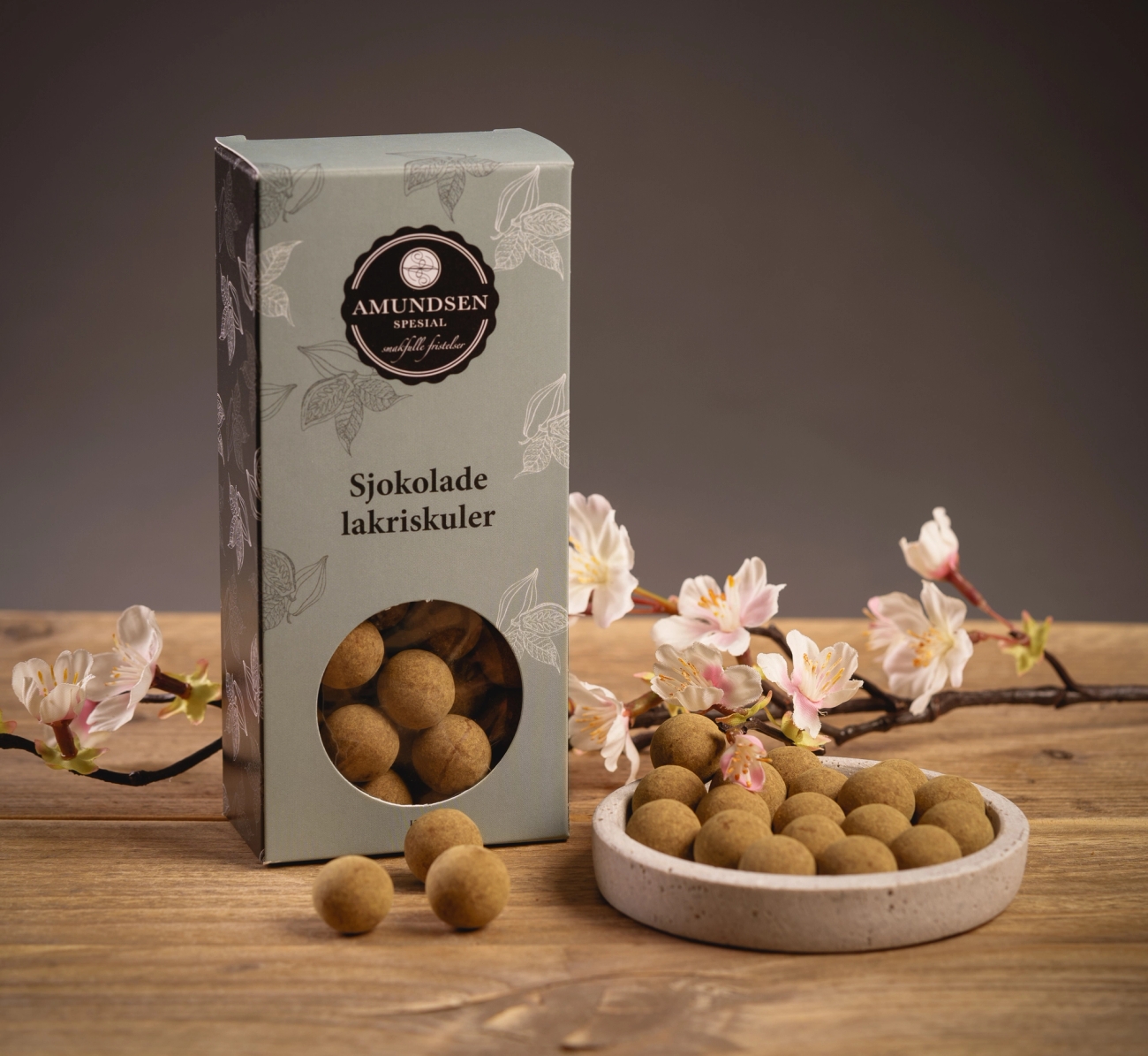 Lakrits i en fin förpackning på ett träbord med blommor