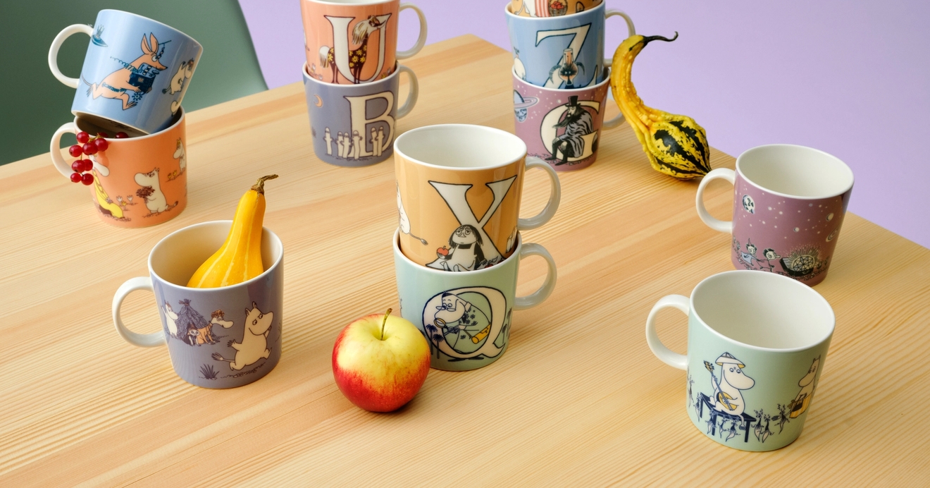 Muumi kirjainmukit pöydällä