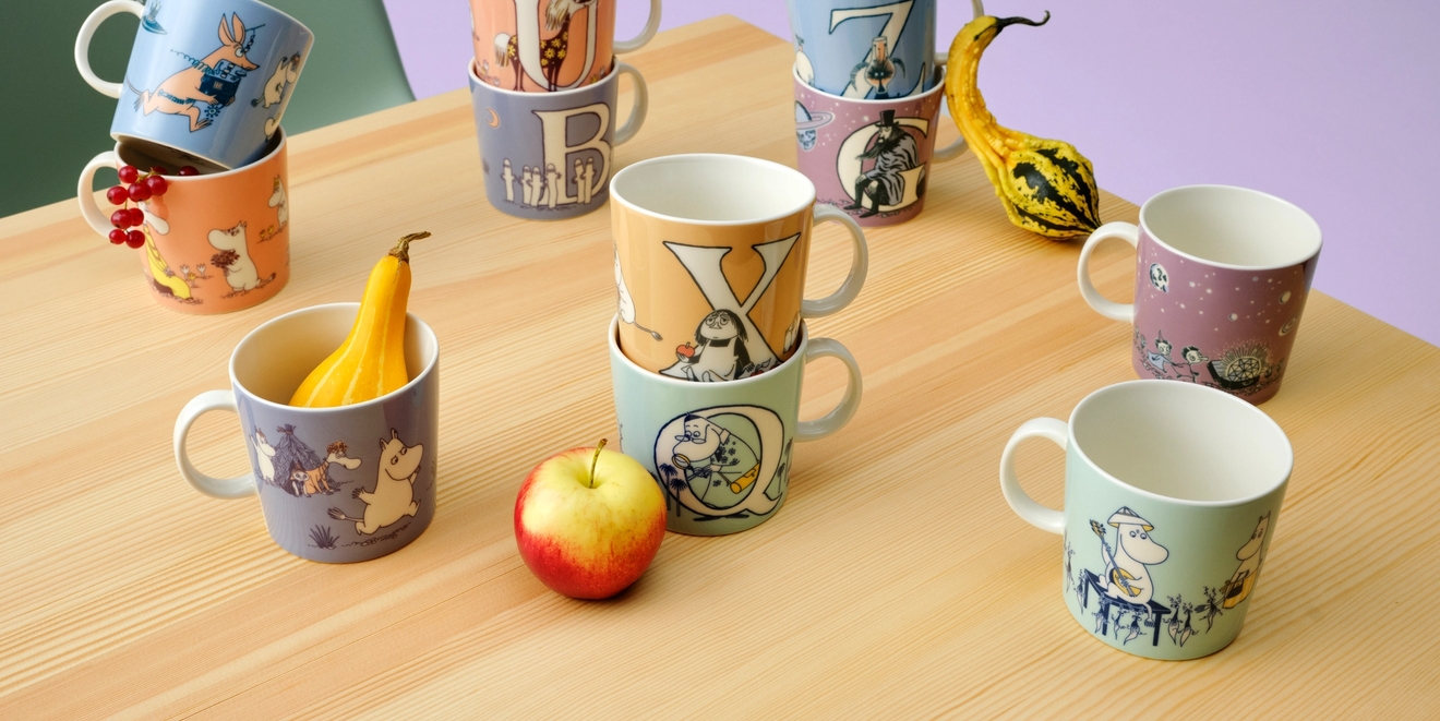 Mummi bokstavkopper på et bord