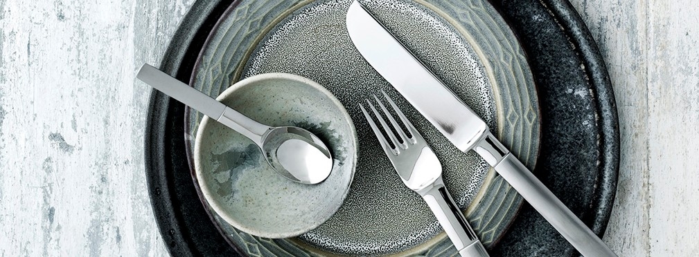 Gense bestick i silver på grå och grön tallrik