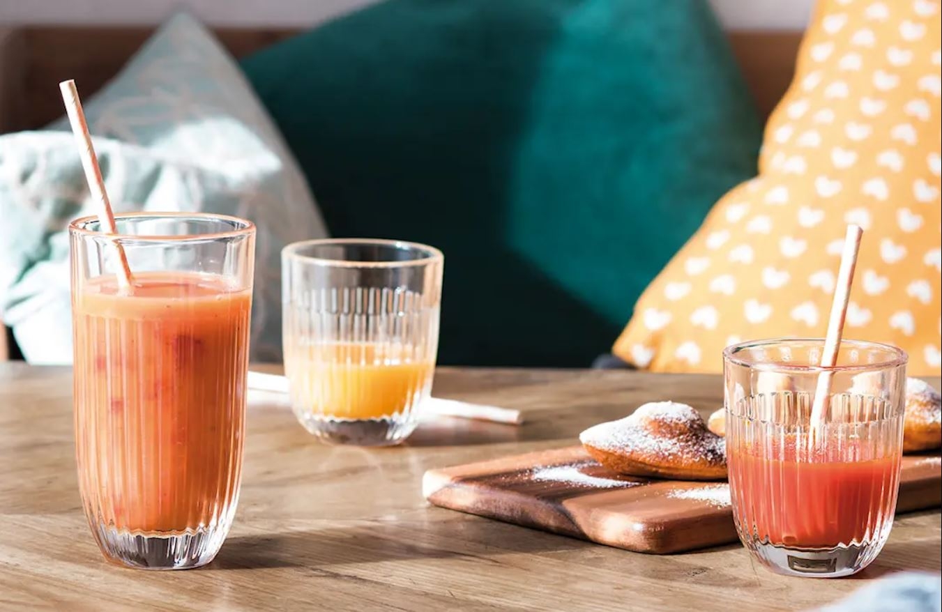 La Rochère med juice och sugrör i på ett matbord
