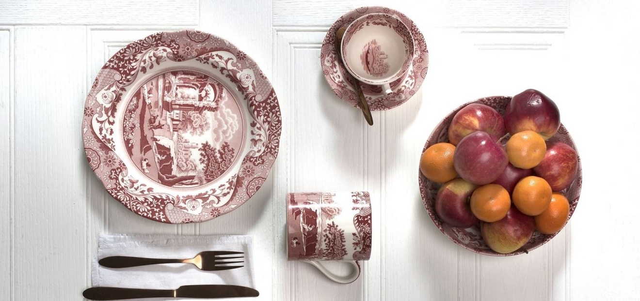 Spode Cranberry tallrik, mugg och kopp med fat på bord