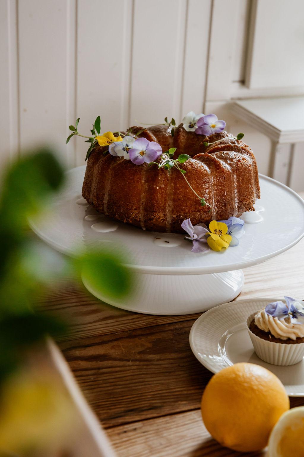 Baka med ätbara blommor