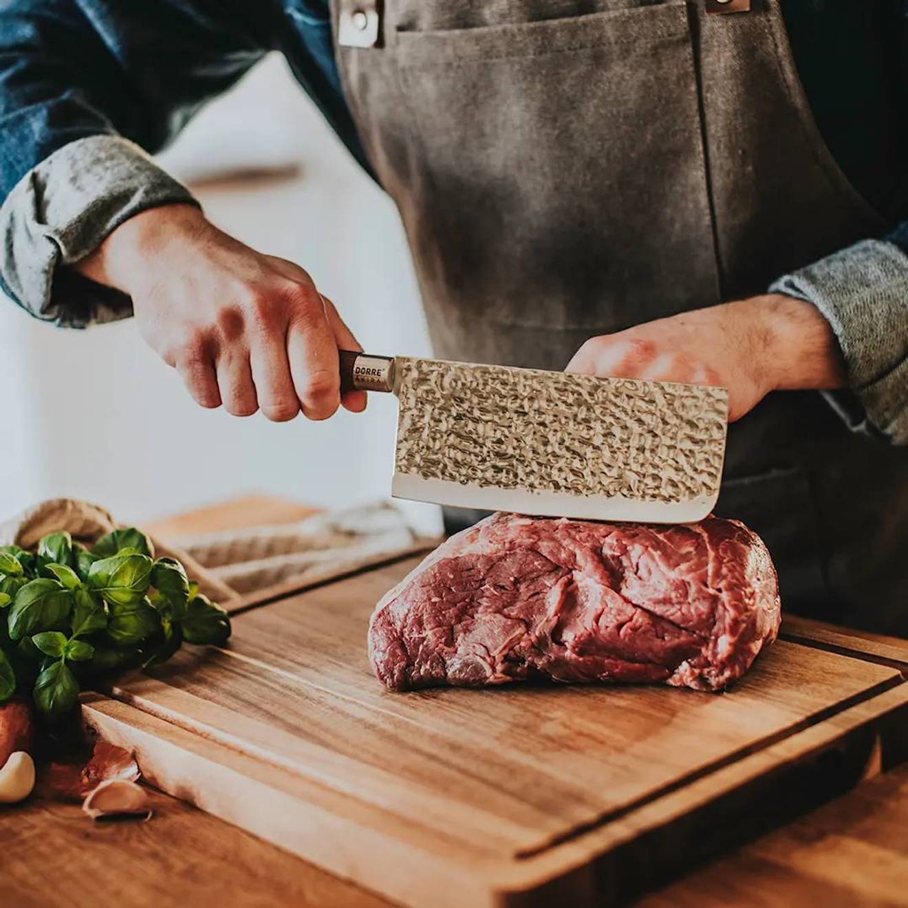 Kiinalainen keittiöveitsi jolla viipaloidaan lihaa puisella leikkuulaudalla