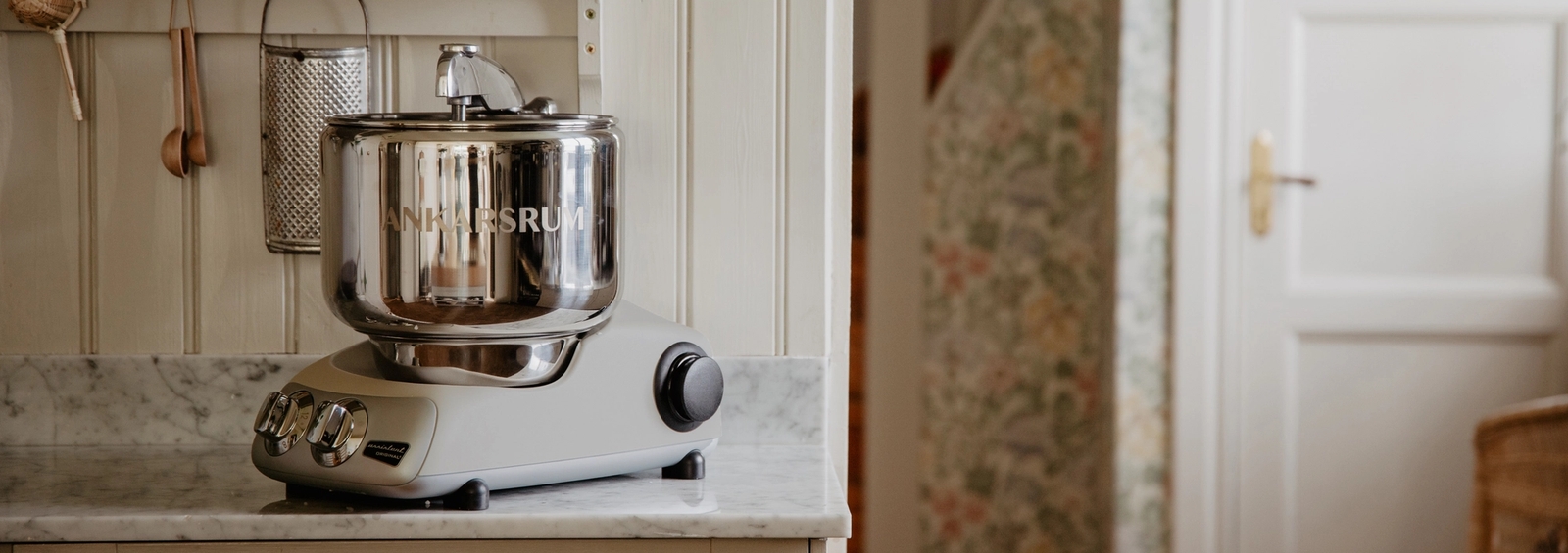Ankarsrum Assistent Original Köksmaskin Harmony Beige på en köksbänk