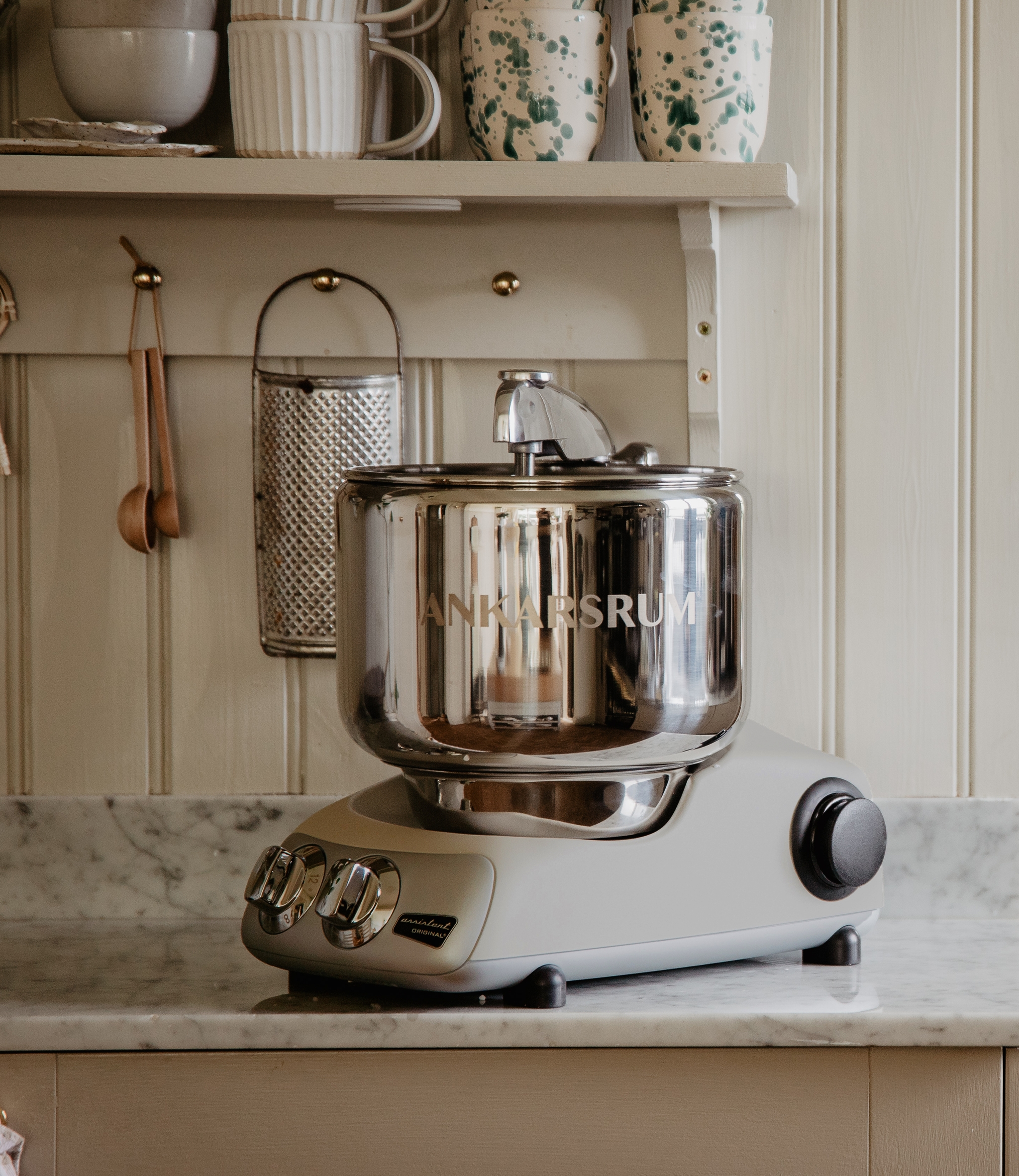 Ankarsrum köksmaskin i ett lantligt kök