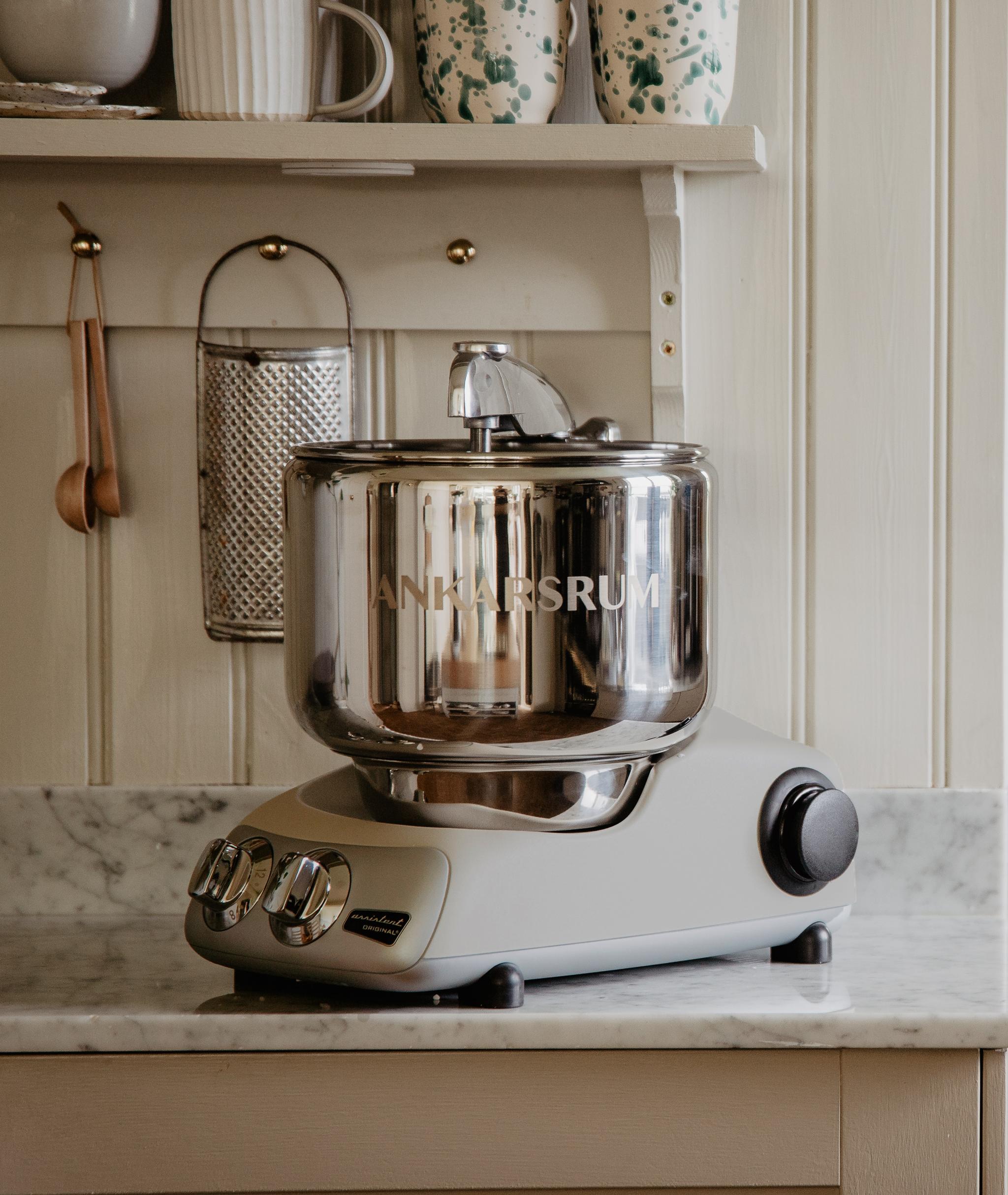 Ankarsrum köksmaskin i ett lantligt kök