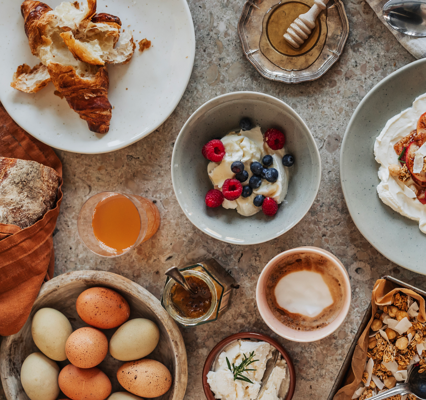 Anders Petter Iris astiasto astiat kulhot lautaset aamupala aamiainen