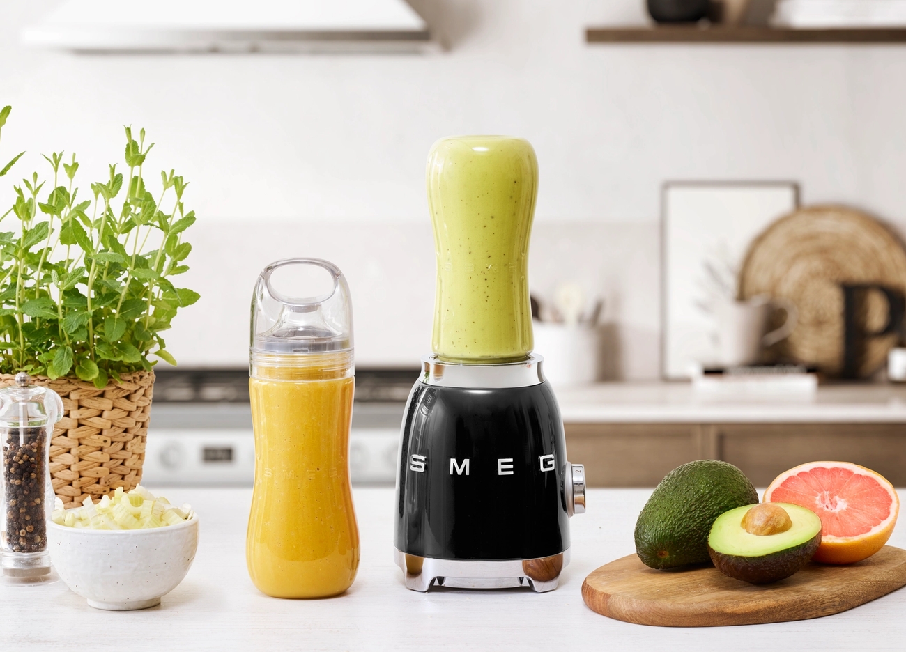 Blenderit keittiössä työtasolla avocadon kera