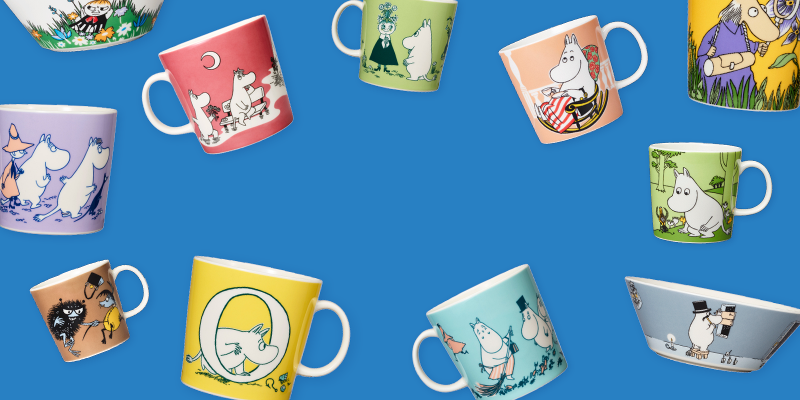 Mummikopper fra Moomin Arabia med klar blå bakgrunn