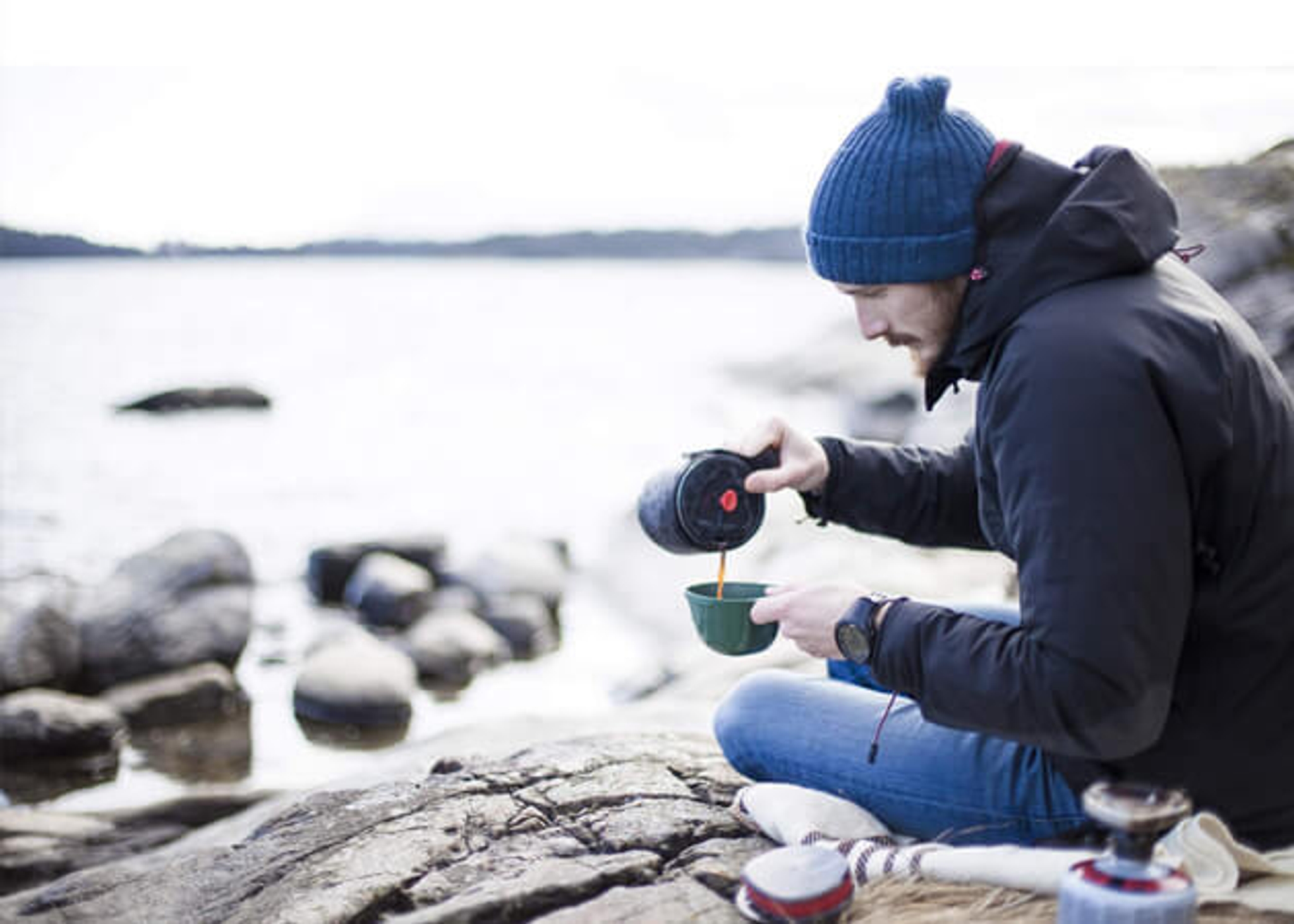 Primus termos som häller upp kaffe ute i naturen 