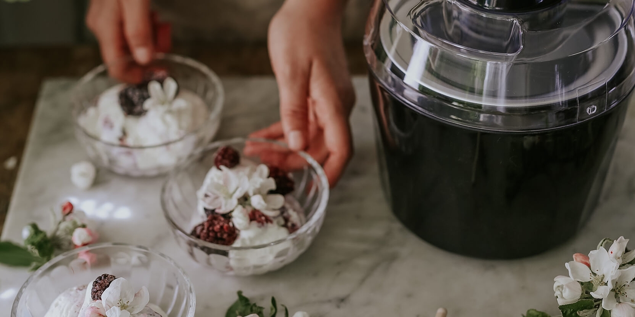 Glassmaskin och serveringsskålar med glass i 