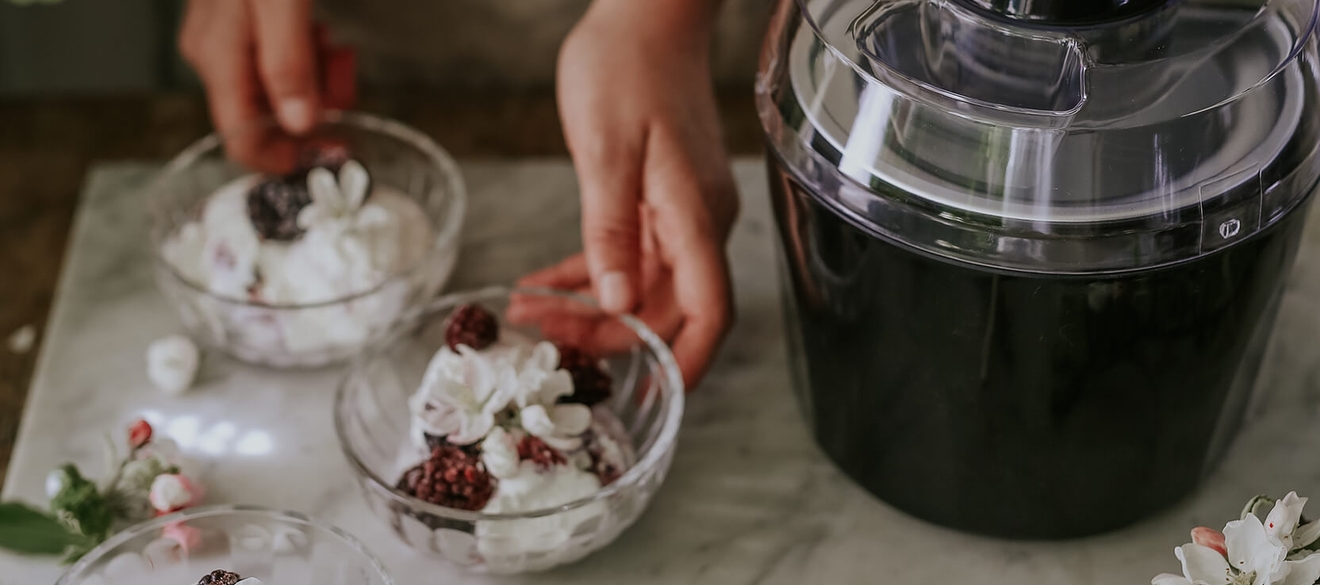 Glassmaskin och serveringsskålar med glass i