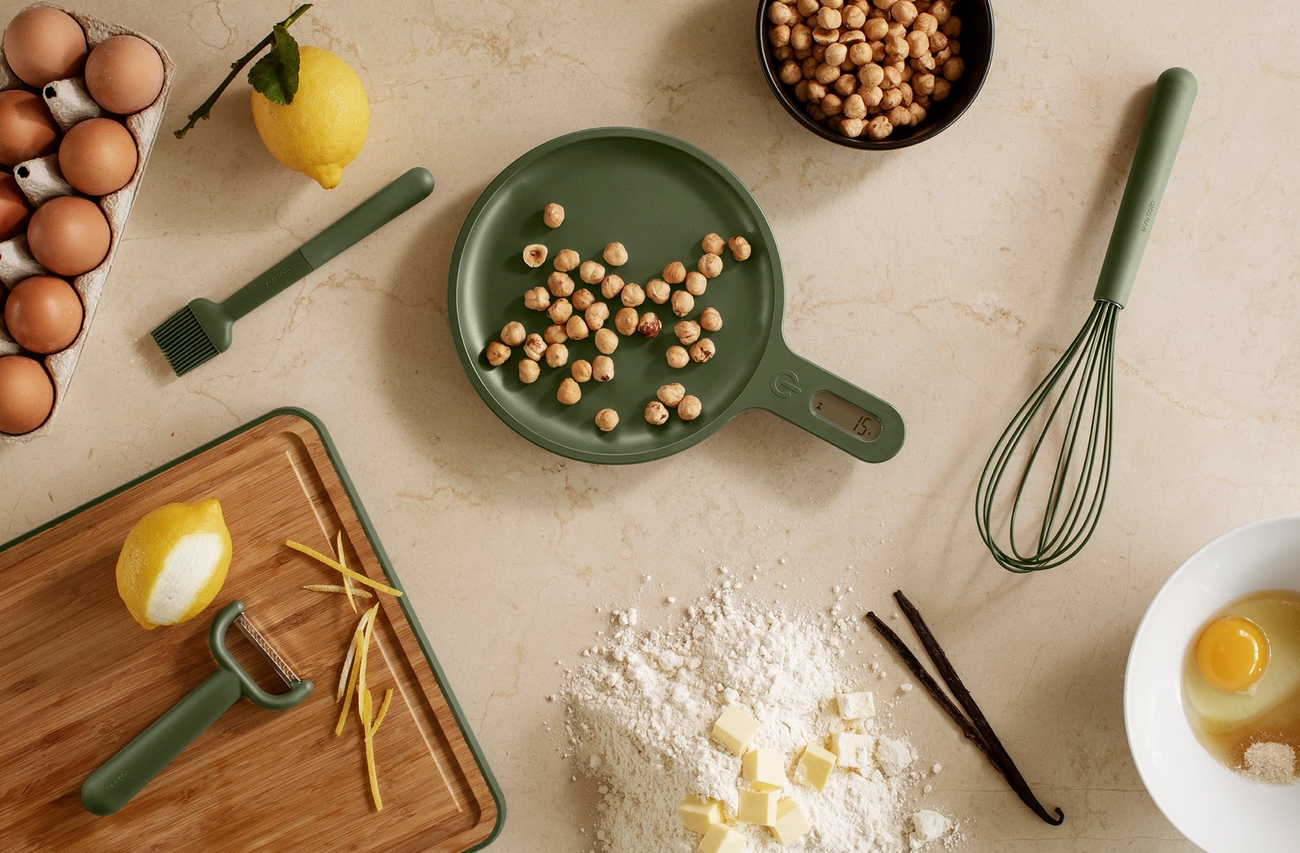 silikoni keittiövälineet - pullasuti leikkuulauta ja vispilä silikonista värissä vihreä